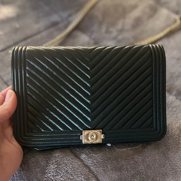Chanel chevron, caviar leather wallet on a chain - Picture 2 of 16